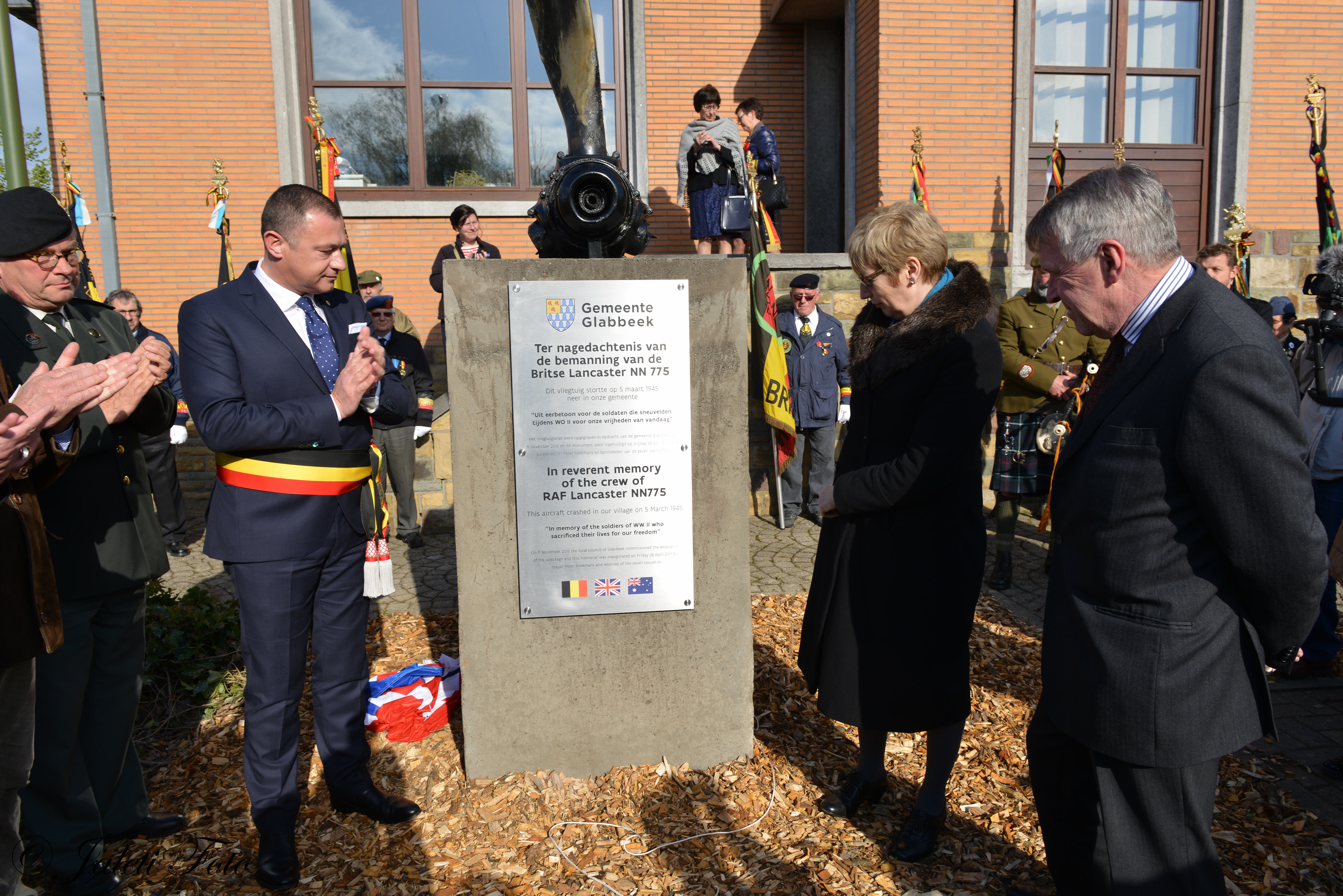 Inhuldiging van het herdenkingsmonument voor de bemanning van de Lancaster NN775 op 28/4/17 door burgemeester Peter Reekmans en de ambassadeurs van het VK en Australië